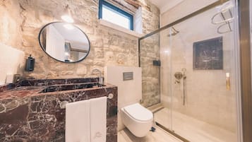 Quarto luxo | Roupas de cama premium, frigobar (abastecido com alguns itens grátis)