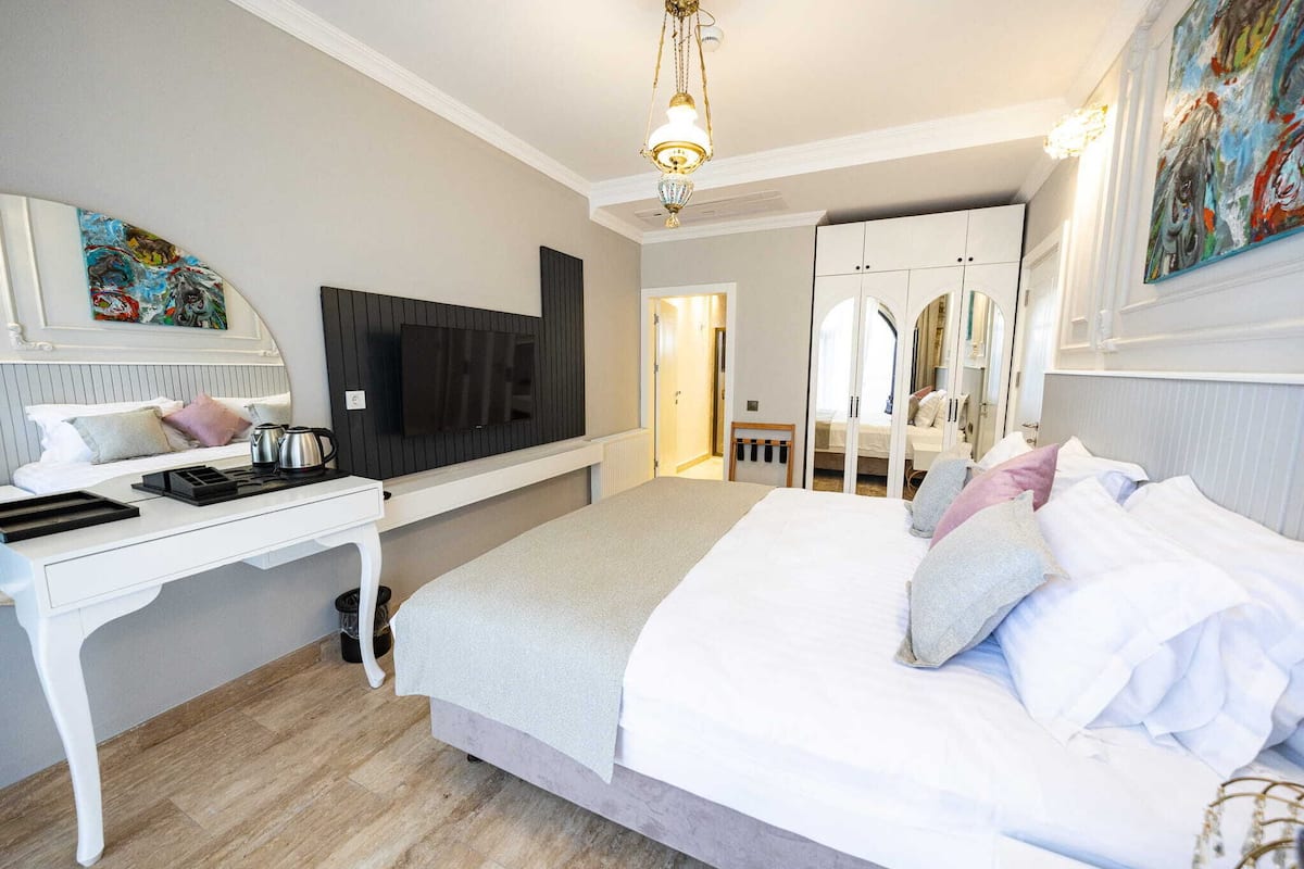 Premium bedding, free minibar items, free WiFi, bed sheets