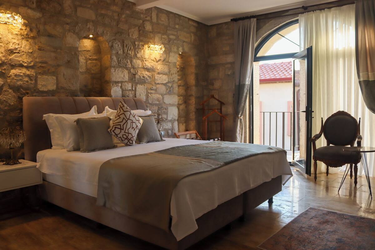 Suite Room | Premium bedding, minibar (some free items), WiFi (free), bed sheets