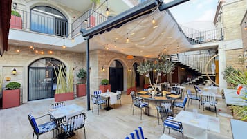 Televisión LED 82 cm con canales de televisión vía satélite