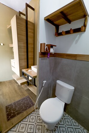 Deluxe-tjald - útsýni yfir hæð | Baðherbergi | Sturta, snyrtivörur án endurgjalds, handklæði, sápa