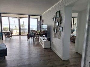 Smart-tv, dvd-spelare, ett bordtennisbord och böcker