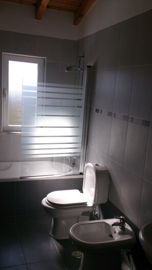 Douche, sèche-cheveux, bidet, serviettes fournies