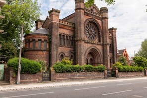 A historic brick building with a large circular window and arched doorways. - Host Stay Princes Place Hideaway IV (Liverpool)