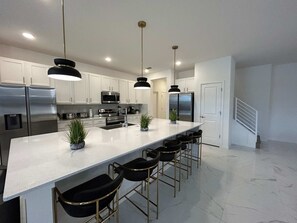 Talo | 15 makuuhuonetta, työpöytä, internet