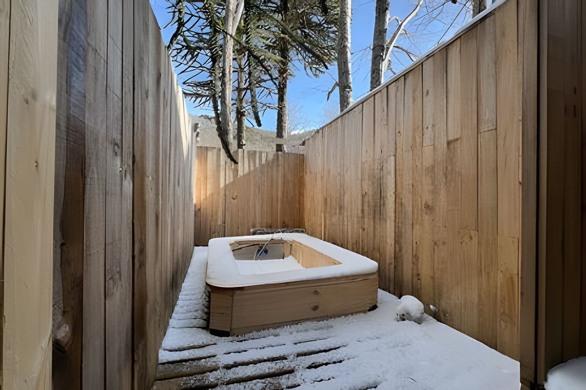 Habitación triple Confort (001) | Bañera de hidromasaje al aire libre