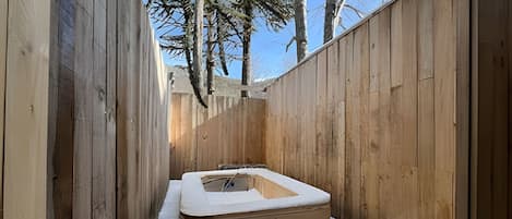 Comfort Triple Room (001) | Outdoor spa tub