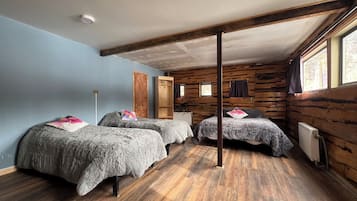 Comfort Quadruple Room (001) | Free WiFi, bed sheets