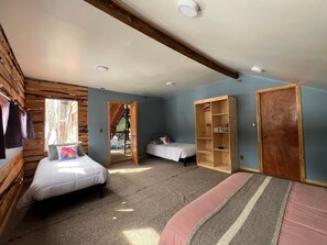 Comfort Quadruple Room (002) | Free WiFi, bed sheets