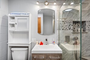 淋浴设施、吹风机、毛巾