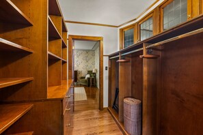 A wooden hallway with built-in shelving and a wicker basket. - The Coulter House by Gather: Historic San Diego Estate w/ Ocean Views (San Diego)