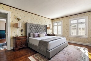 6 bedrooms, iron/ironing board, travel crib, internet