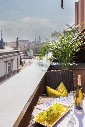 Outdoor dining - Feniks Stunning 2-bed apartment with 3 terraces (Kraków - Feniks)