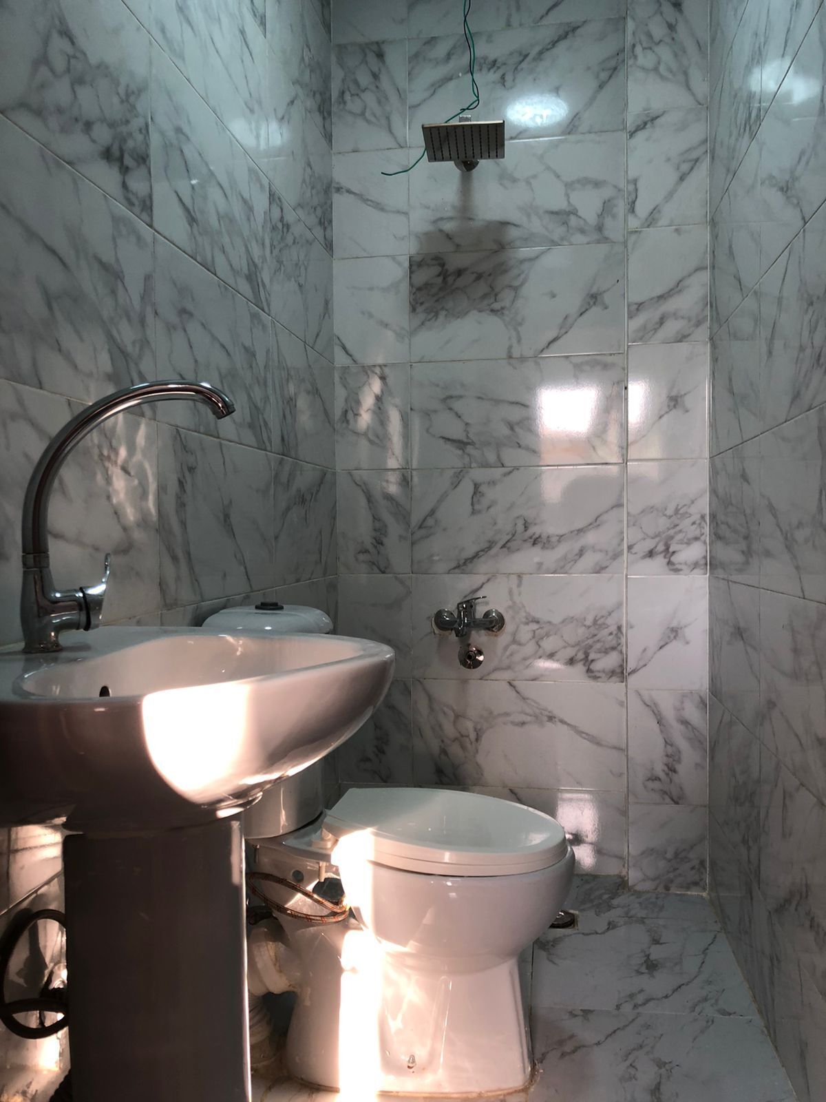 Baignoire et douche séparées, serviettes fournies, savon, shampoing