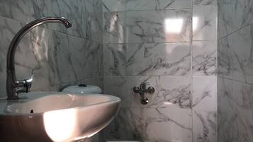 Baignoire et douche séparées, serviettes fournies, savon, shampoing