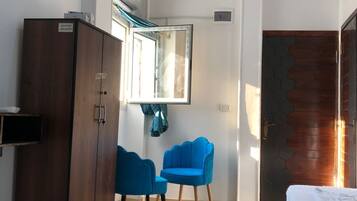 Chambre Triple, salle de bains privée, vue établissement