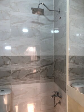 Chambre Double, salle de bains privée, vue établissement | Wi-Fi gratuit