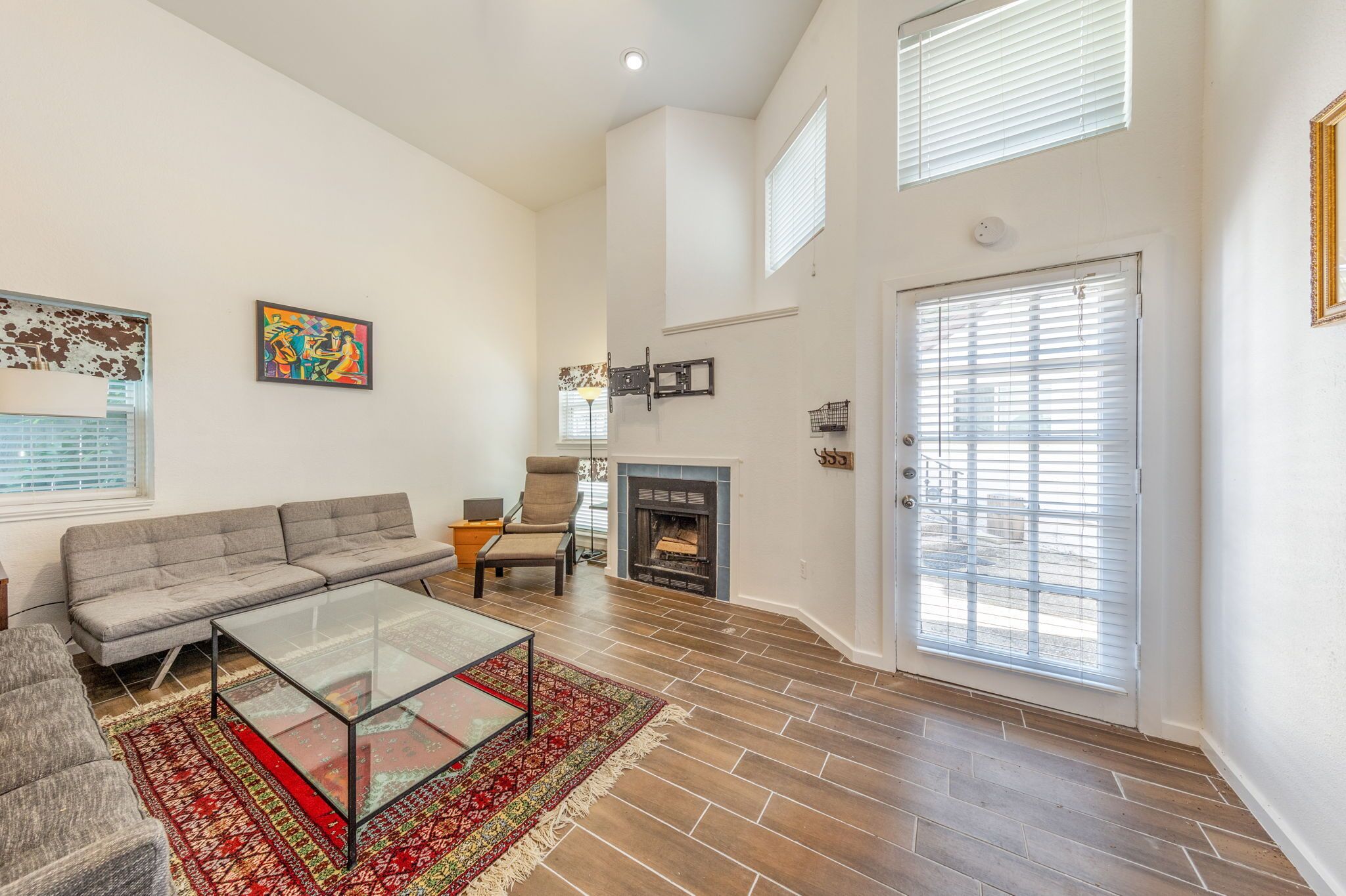 Smart TV, fireplace, books, music library