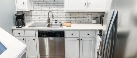 Kylskåp, mikrovågsugn, ugn och spishäll