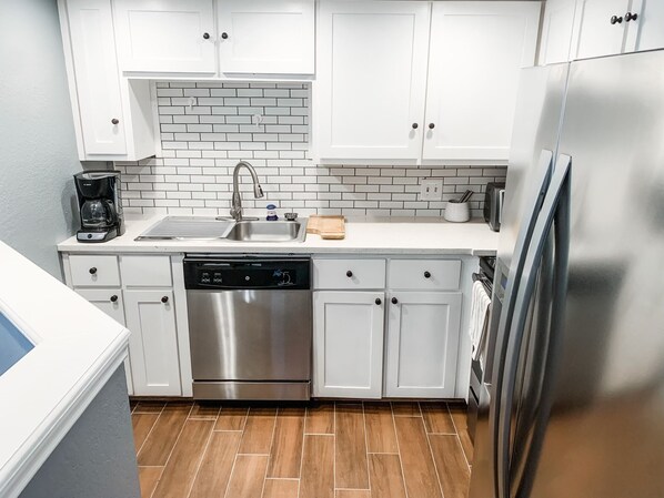 Fridge, microwave, oven, stovetop - Perfect Price & Central Location - 5 Mins to EVERYTHING (Austin)