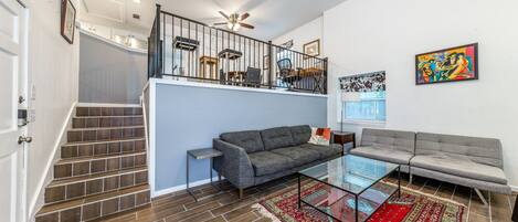 Smart-tv, een open haard, boeken en een muziekbibliotheek