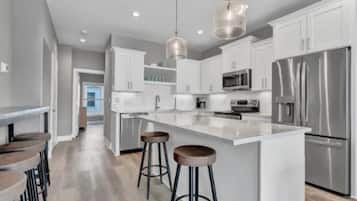 Refrigerador, microondas, horno, placa de cocina