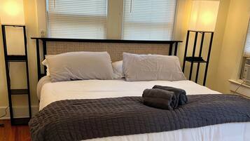 4 sovrum, skrivbord, strykjärn/strykbräda och resesäng