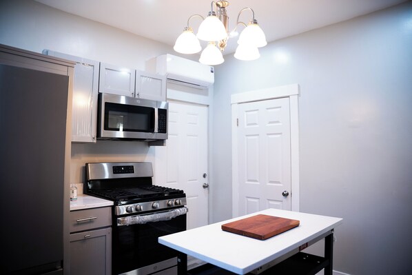 Private kitchen - Charming 1-bedroom apartment with WiFi, AC in awesome Fall River (Fall River)
