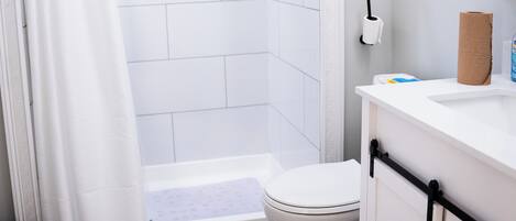 Doccia, asciugacapelli, asciugamani, sapone