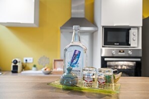 Køleskab, mikrobølgeovn, ovn, kaffe-/temaskine