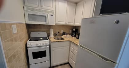 Charming 3-bedroom cottage in pleasant Williamsburg with WiFi, fitness room