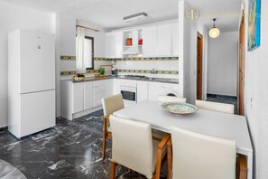 Fridge, microwave, oven, coffee/tea maker