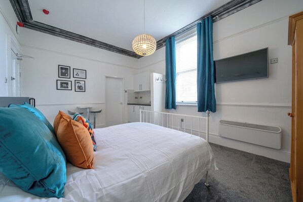 1 bedroom, in-room safe, iron/ironing board, free WiFi - Stay where it all began for The Beatles! (West Derby)