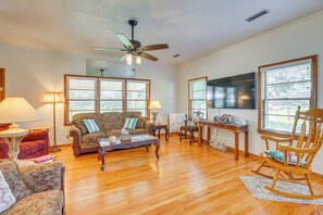 TV, books - Country Home Near Lake Wedowee: Patio & Fire Pit! (Lineville)