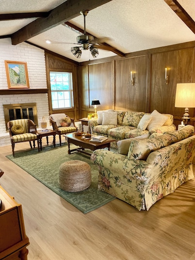 Nostalgia Nook, Tulsas charming 80’s throwback!