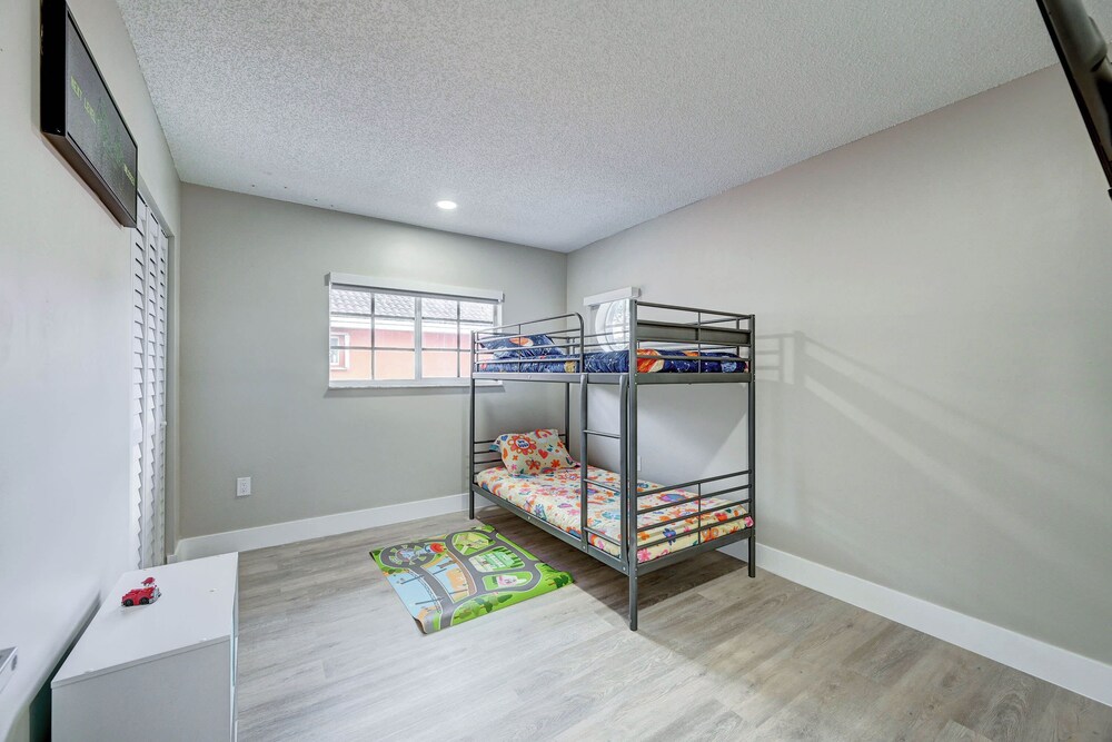 Spacious 4bedroom house in awesome Miami with WiFi, AC, Heated Pool