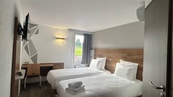 Twin Room | 1 bedroom, desk, laptop workspace, free WiFi