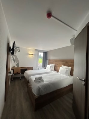 Twin Room | 1 bedroom, desk, laptop workspace, free WiFi