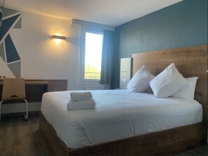 Driepersoonskamer | Een bureau, een laptopwerkplek, gratis wifi, beddengoed