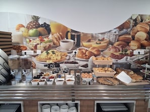 Colazione servita nei giorni feriali (13 EUR a persona)