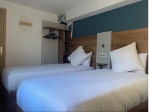 双床房 | 办公桌、笔记本电脑工作区、免费 WiFi、床单