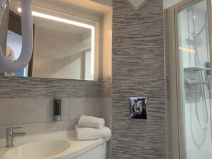 Basic Room | Bathroom | Hair dryer, towels, soap, shampoo