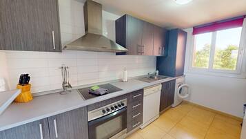 Frigorífico, microondas, horno y lavavajillas