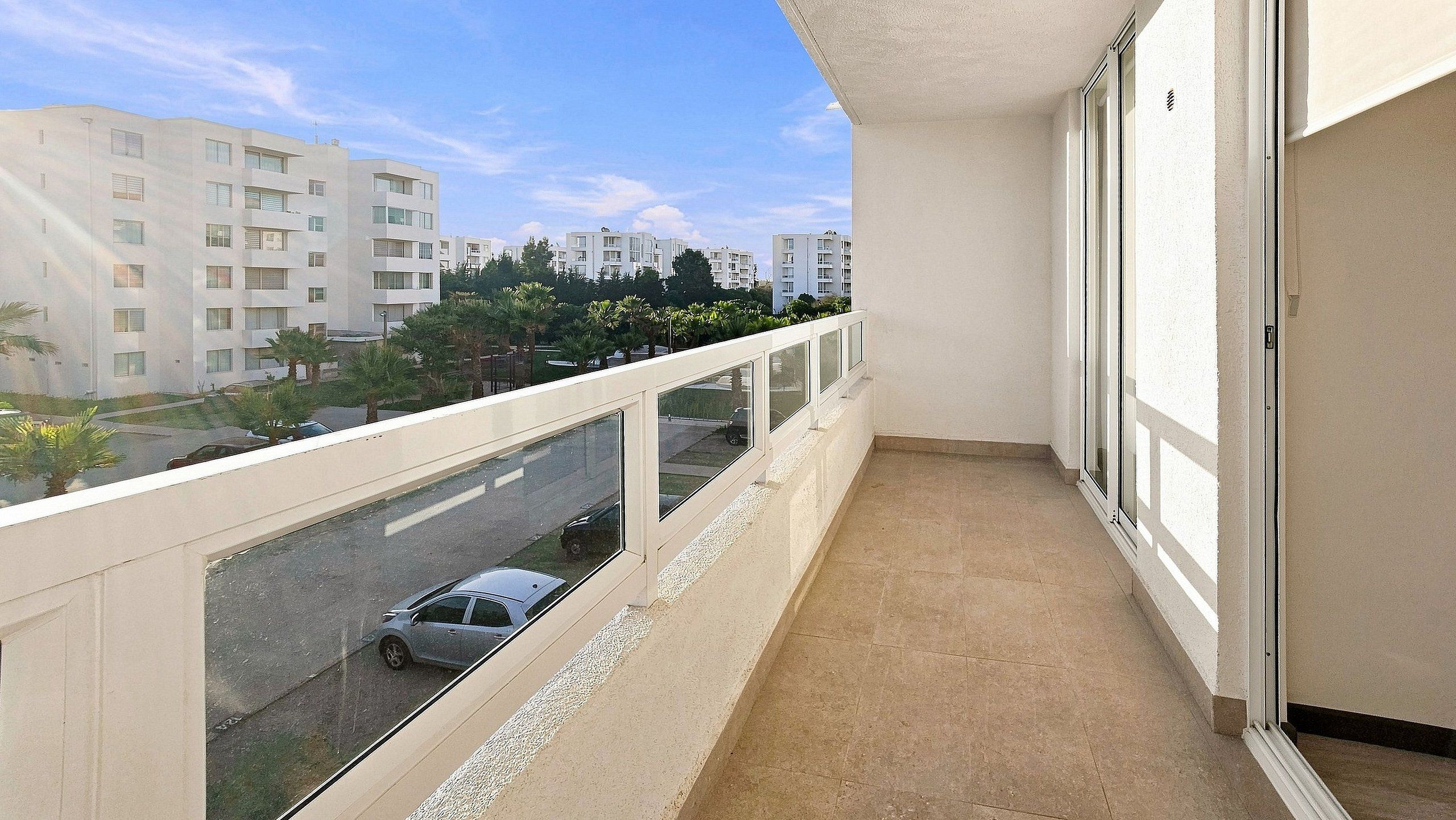 Ein Balkon mit Blick auf eine Straße und Gebäude.
