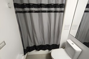 Apartment | Bathroom | Shower, towels, toilet paper - Oceana Suites Distrito Verde (La Serena)