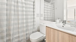 Apartment | Bathroom | Shower, towels, toilet paper - Oceana Suites Distrito Verde (La Serena)