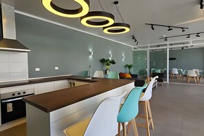 Apartment | Private kitchen | Fridge, microwave, oven, cookware/dishes/utensils - Oceana Suites Distrito Verde (La Serena)