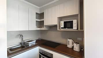 Apartamento | Cocina privada | Frigorífico, microondas, horno y utensilios de cocina