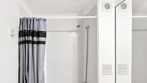 A bathroom with a shower, a bathtub, and a toilet. - Oceana Suites Distrito Verde (La Serena)