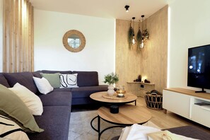 TV connectée, livres, chaîne hi-fi